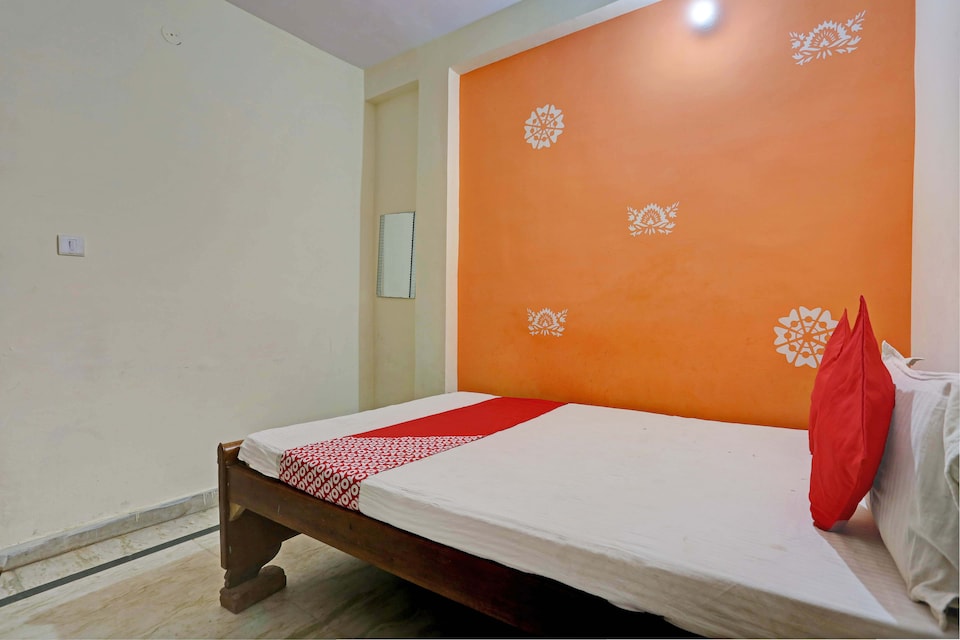 OYO Flagship Bharat Guest House, Fatehabad Road, Agra