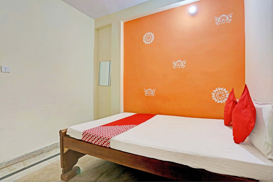 OYO Flagship Bharat Guest House, Fatehabad Road, Agra