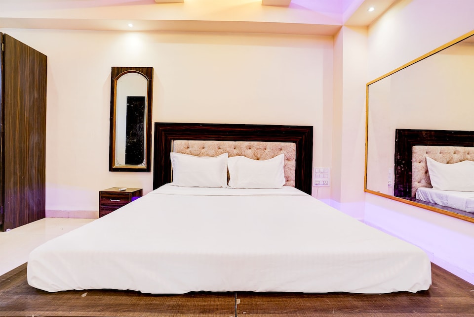 OYO Galaxy Executive Lodging, Swargate Pune, Pune