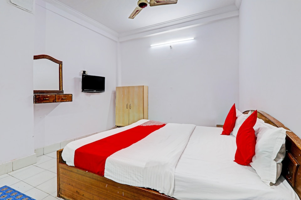 OYO Flagship Hotel H N K, Charbagh Lucknow, Lucknow