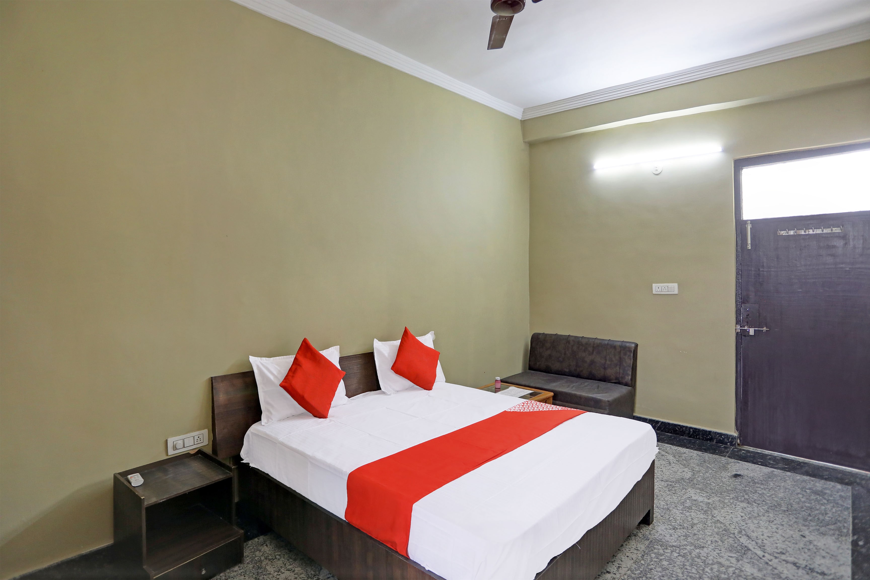 Hotel O Akshay Palace Hotel, Flagship Kakawan, Book @ ₹792 - OYO