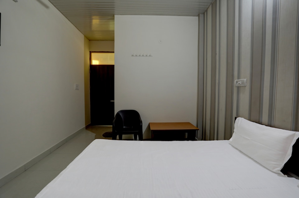 OYO Hotel Royal Inn, Faridabad, Faridabad