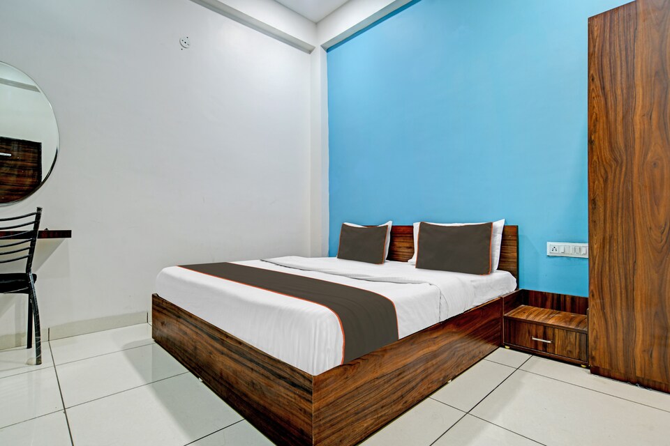 OYO Flagship Hotel Golden Epoch , Flagship Indore, Book ₹1237 OYO