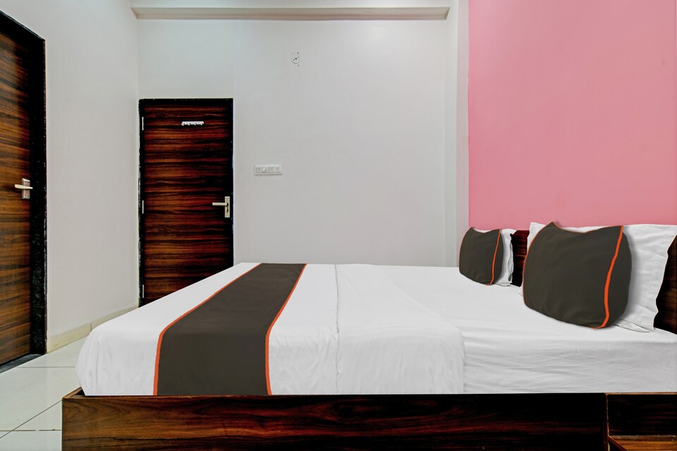 OYO Flagship Hotel Golden Epoch , Flagship Indore, Book ₹1237 OYO