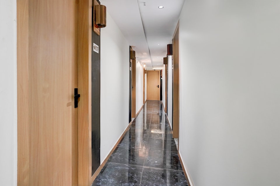 Super Collection O Adajan Formerly Hotel Sky Palace, Adajan, सूरत