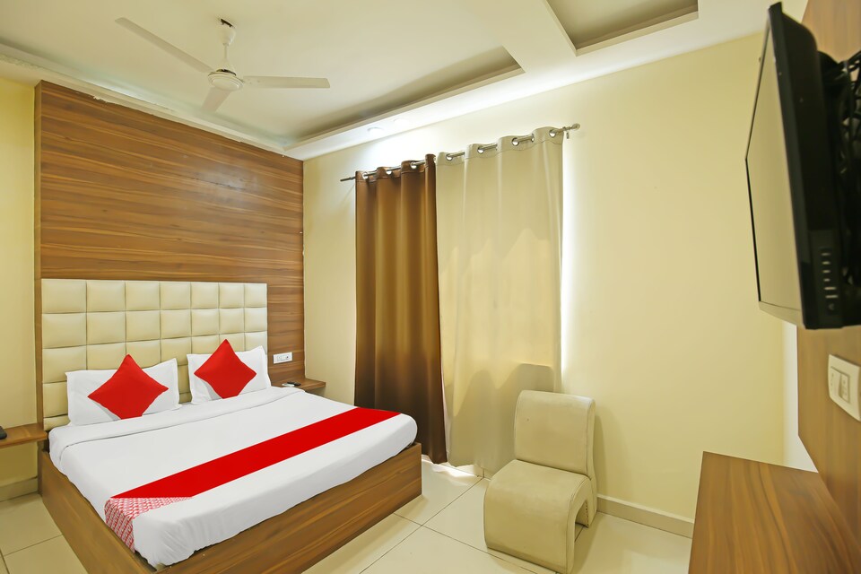 OYO Flagship Hotel Central Point, Zirakpur, Zirakpur
