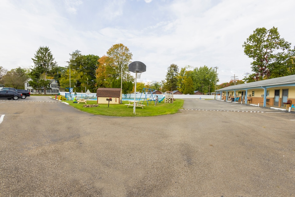 Parkside Motel by OYO Meadville Conneaut Lake, C16316, Conneaut Lake, PA