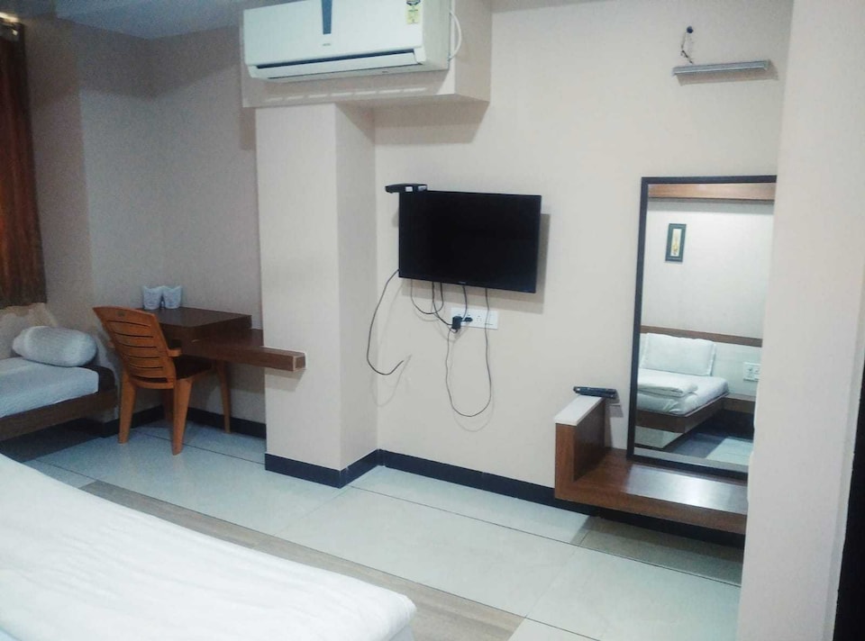 POP 81609A Hotel Tower Square, Sayajigunj Vadodara, Vadodara