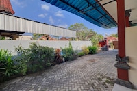 OYO Life 92838 Kost Ibu Surya