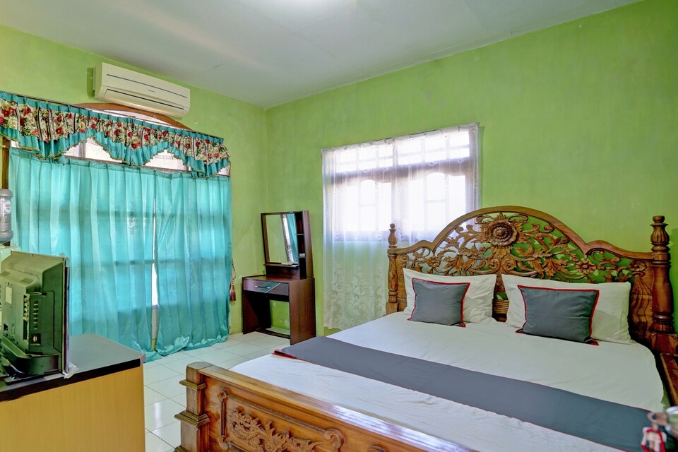 Dancenter Hotel Intan Near Kantor Syahbandar Bawean, Bawean, Gresik