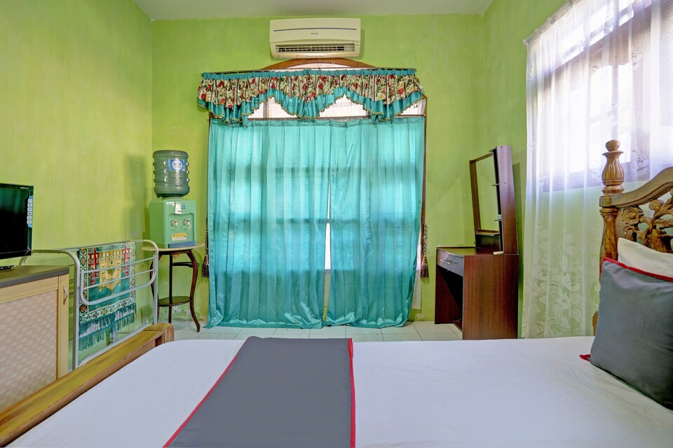 Dancenter Hotel Intan Near Kantor Syahbandar Bawean, Bawean, Gresik