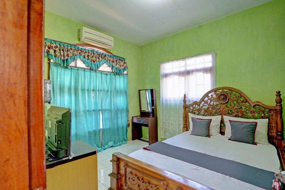 Dancenter Hotel Intan Near Kantor Syahbandar Bawean, Bawean, Gresik