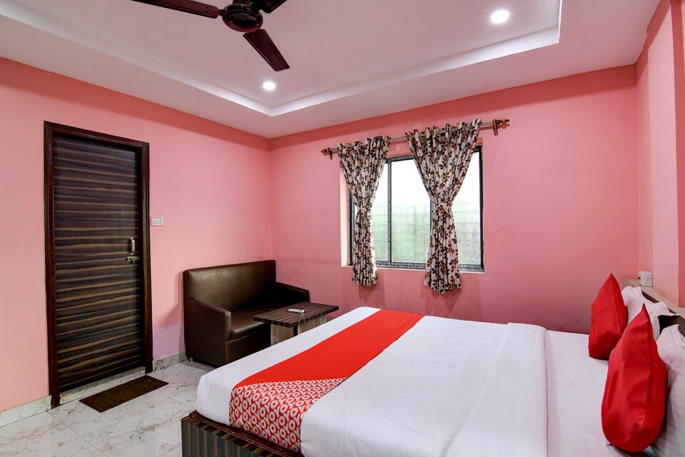 OYO Flagship Hotel Blue Abedin, Park Circus Kolkata, Kolkata