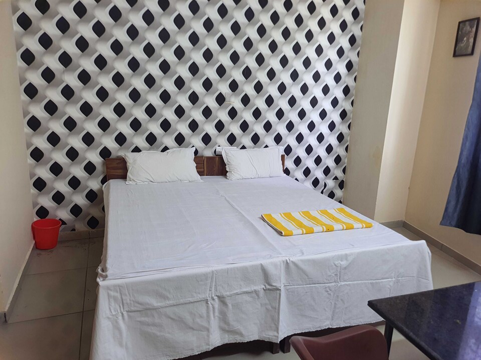 POP HOME 81680B Hill View Rooms, Nayagaon Chandigarh, Chandigarh