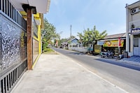 OYO Life 92920 Rumah Kost Azca