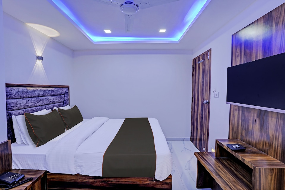 Collection O Hotel Neek Palace , Vastrapur Ahmedabad, Ahmedabad