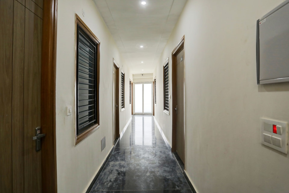 SPOT ON Hotel Wave Inn, Greater Noida, Noida