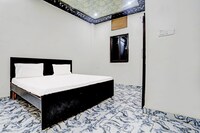 OYO SR Family Restaurant & Hotel