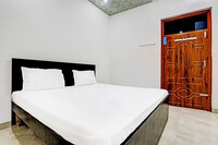 OYO SR Family Restaurant & Hotel