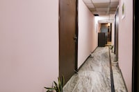 OYO 817404 Manya Stay