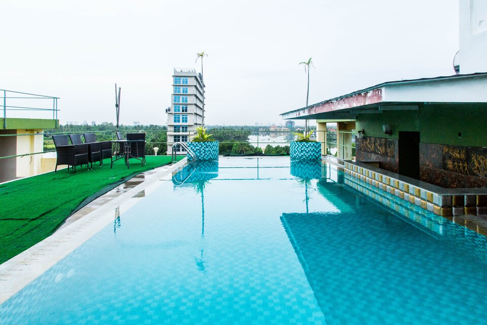 OYO Premium 013 Vyttila Bypass, Vytilla Kochi, Kochi