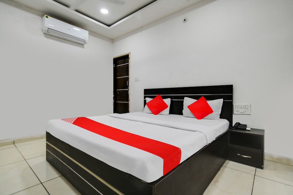 Hotel O Green Park , Bhawarkua Indore, Indore