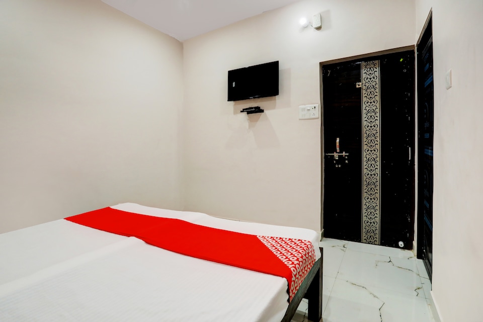 OYO Flagship Hotel Aditya Inn, Cantt, Varanasi