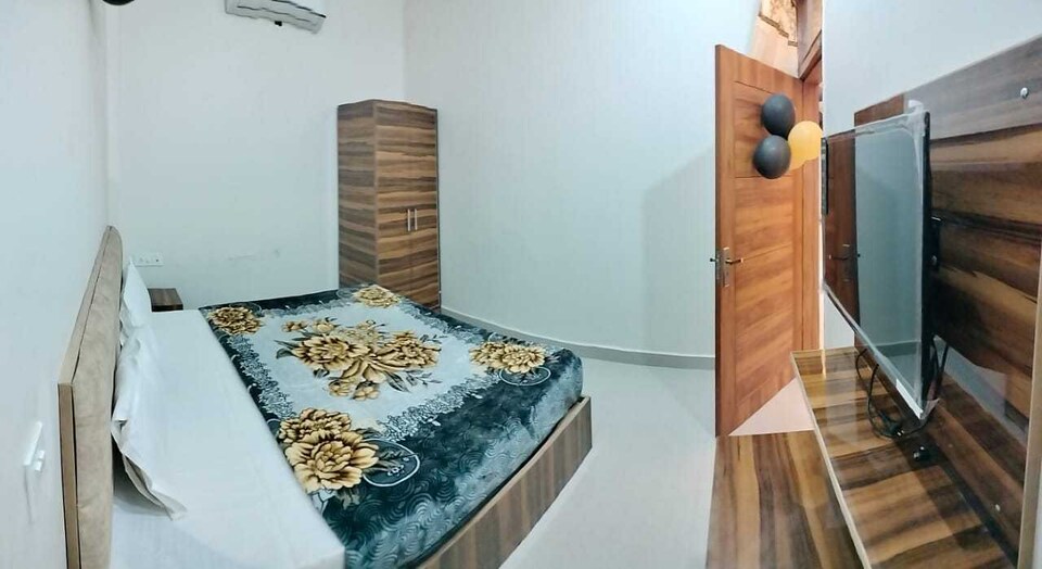 POP 81790E S R Guest House & Hotel, Fatehabad Road, Agra