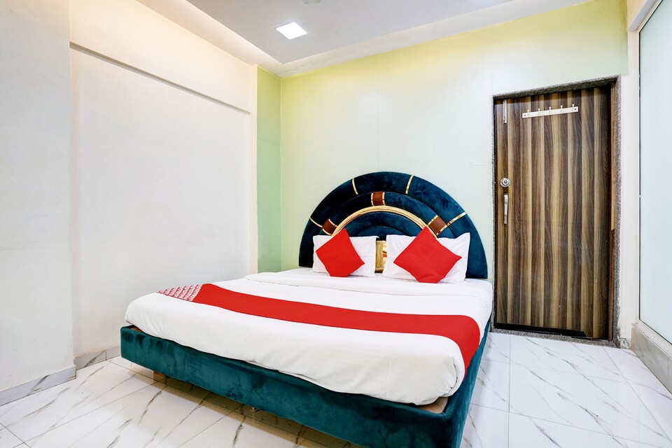OYO Flagship Hotel Lokhandwala Residency, Andheri West, Mumbai