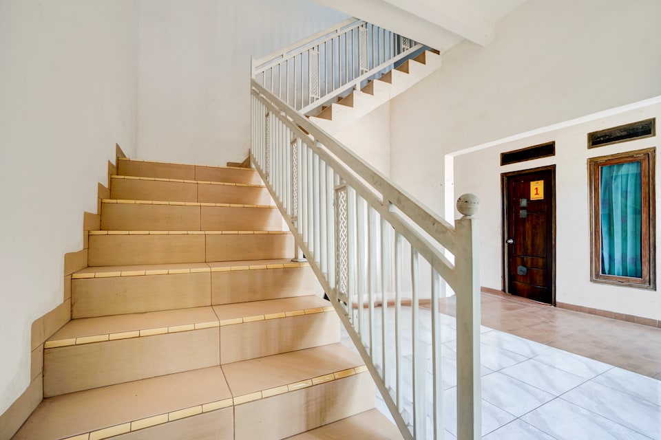 OYO Life 93147 Rumah Kos Shilah Habib Syariah, Ngimbang, Lamongan