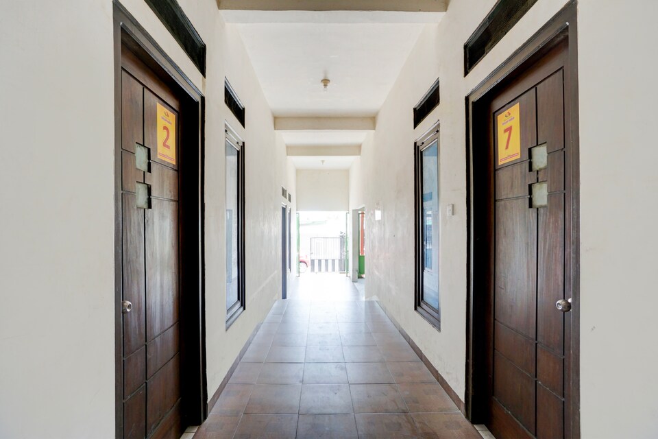 OYO Life 93147 Rumah Kos Shilah Habib Syariah, Ngimbang, Lamongan