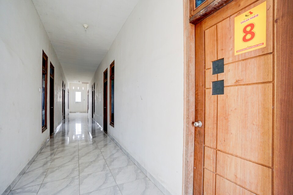 OYO Life 93147 Rumah Kos Shilah Habib Syariah, Ngimbang, Lamongan