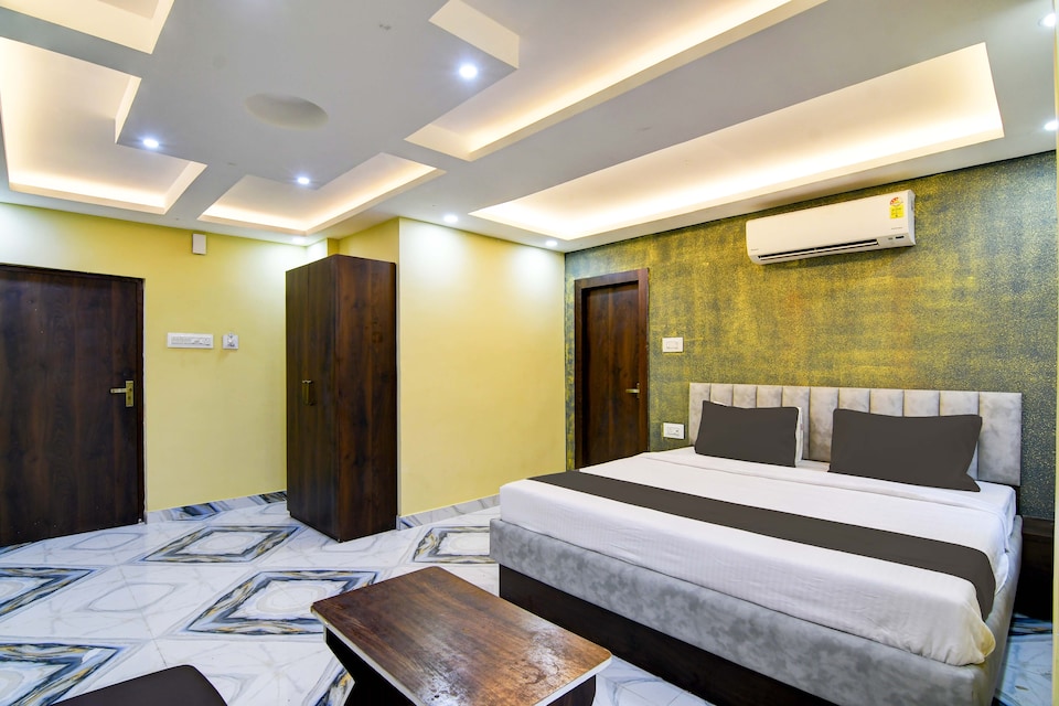 Hotel O The Crown, VIP Road Kolkata, Kolkata