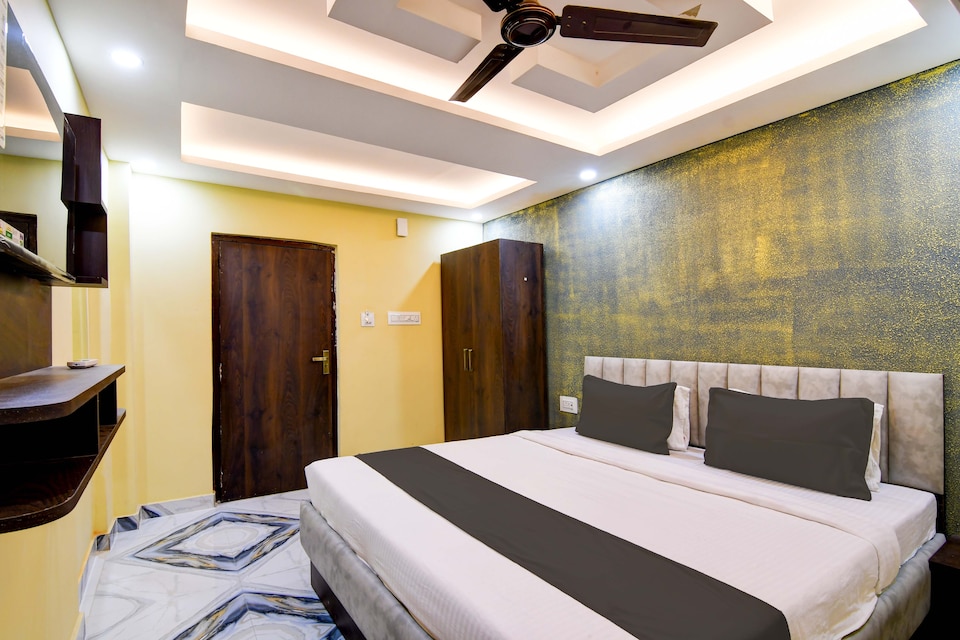 Hotel O The Crown, VIP Road Kolkata, Kolkata