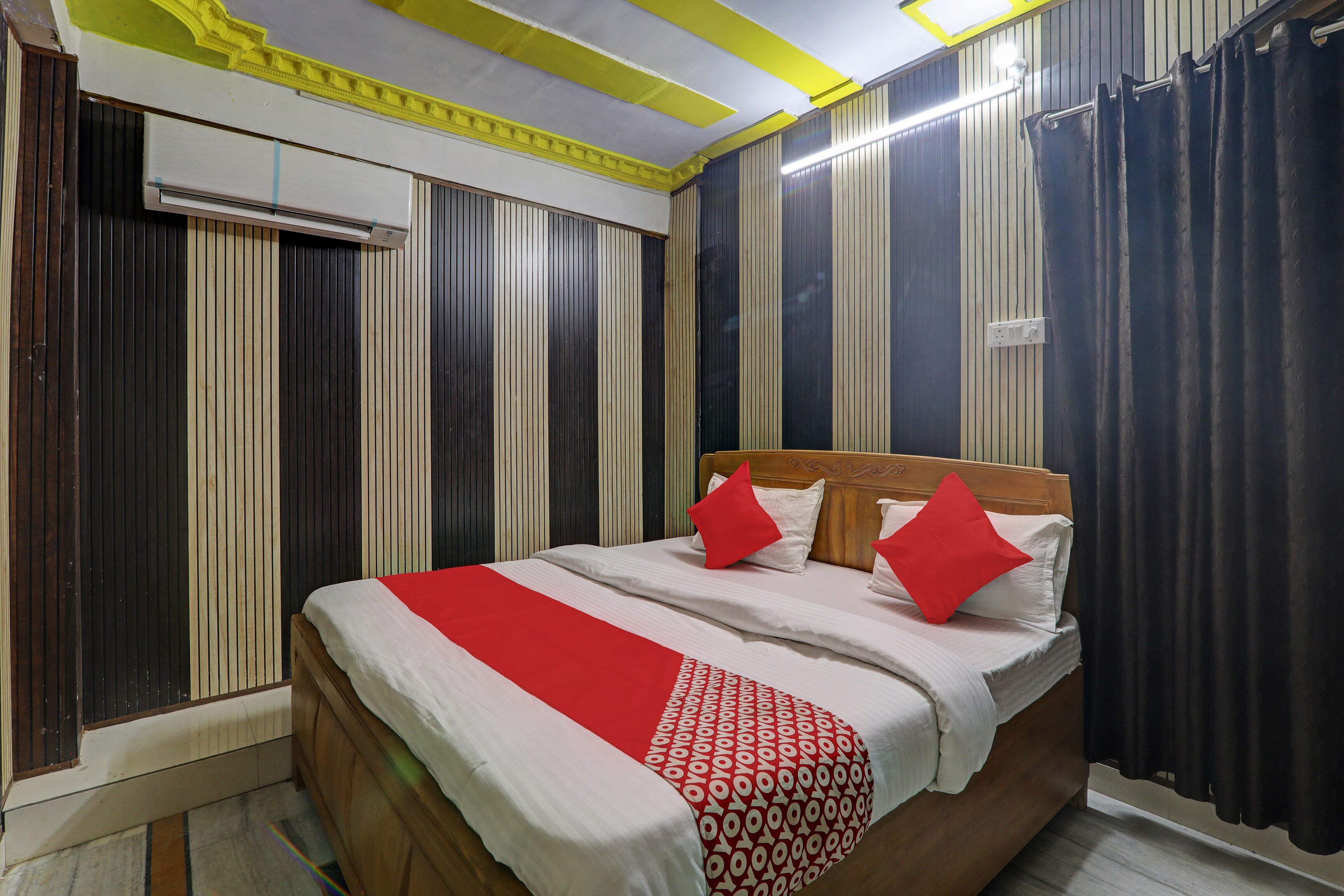 Hotels Near Tedhi Pulia, Lucknow from ₹392