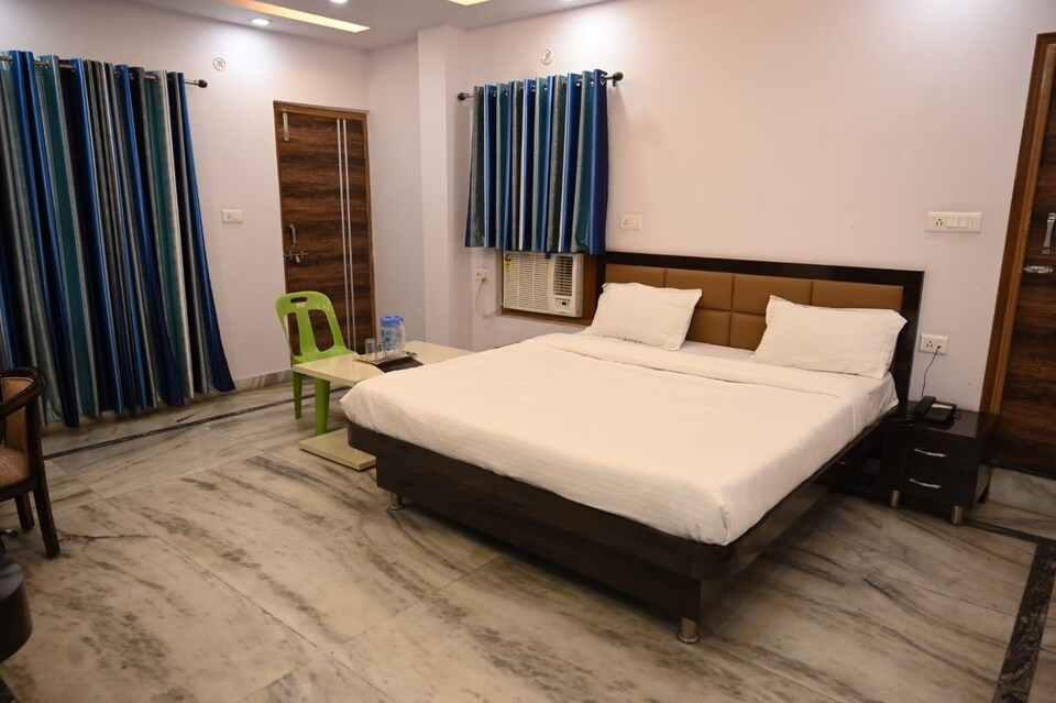 OYO Pink Paradise, Golghar, Gorakhpur