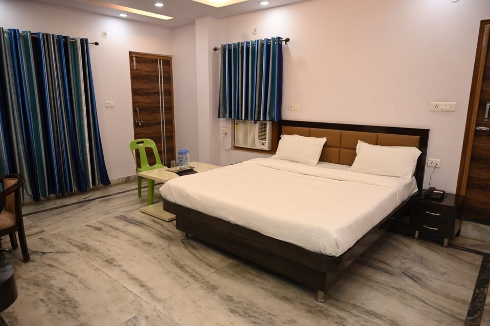 OYO Pink Paradise, Golghar, Gorakhpur