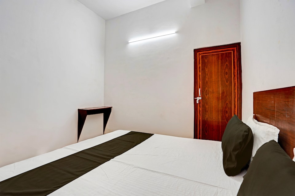 OYO Flagship Hotel M.R Grand, Mumfordganj Allahabad, Prayagraj