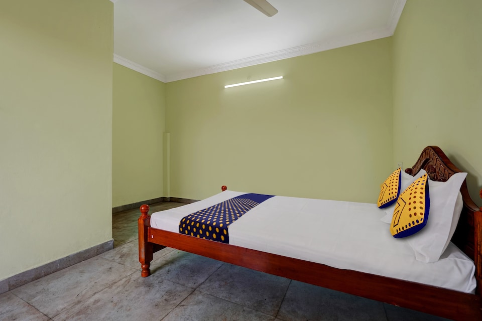 OYO Hotel Siri Balaji FreshUp Rooms, Renigunta Road Tirupati, Tirupati
