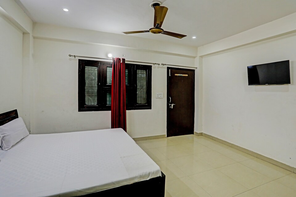 POP HOME 81978B Cr Guest House , Greater Noida, Noida