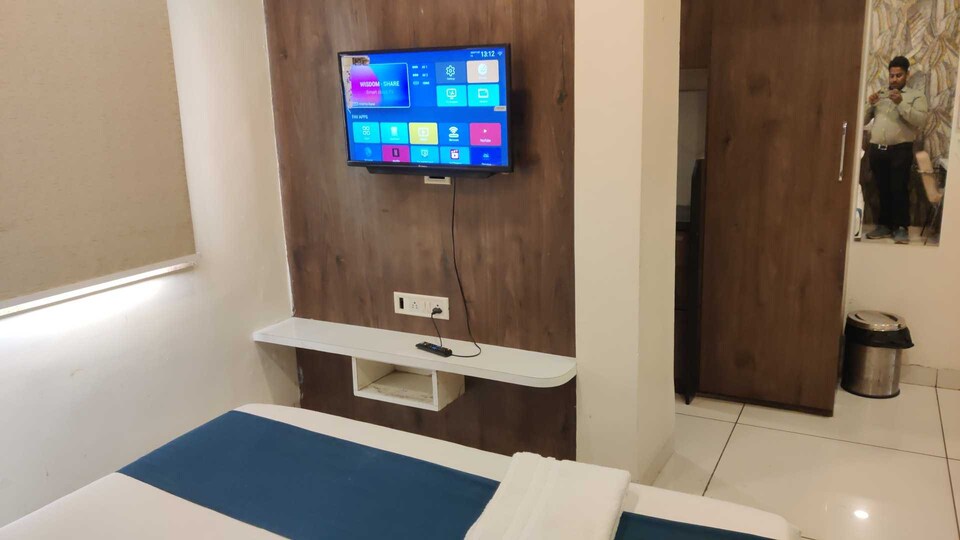 POP 81991C Hotel Shree Inn, Vijay Nagar Indore, Indore