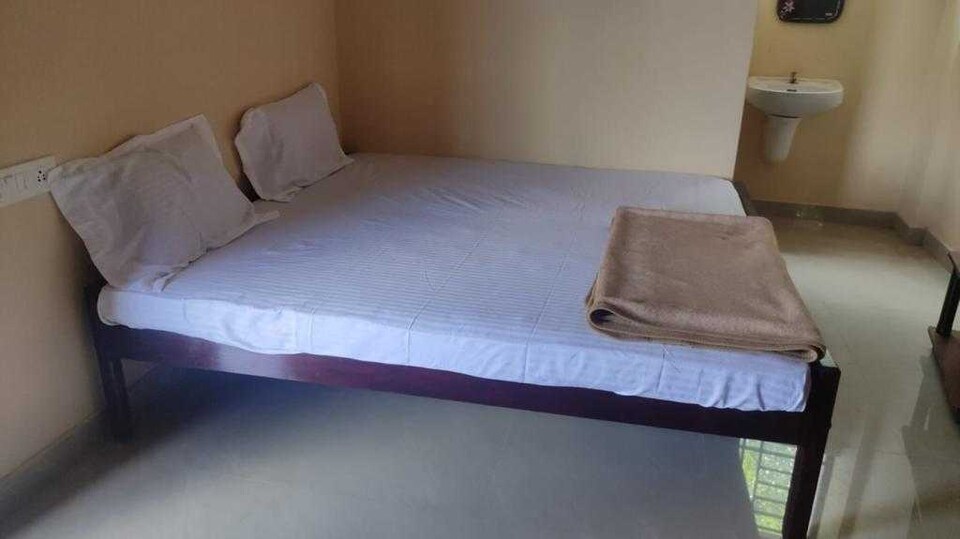 OYO 819958 Sree Yamuna Tourist Home, Thampanoor Trivandrum, Trivandrum