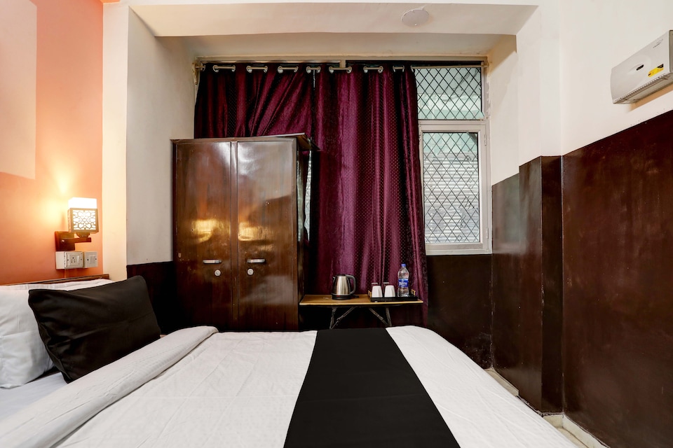 OYO Flagship Green Park Residency , Flagship Delhi, Book ₹933 OYO