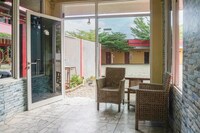 OYO Life 93342 Yasmine Guesthouse Syariah