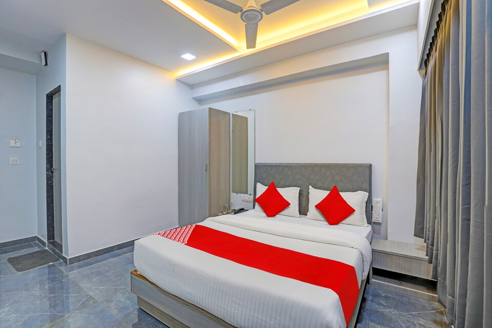 OYO Flagship HOTEL BALAJI INN, Vesu, Surat