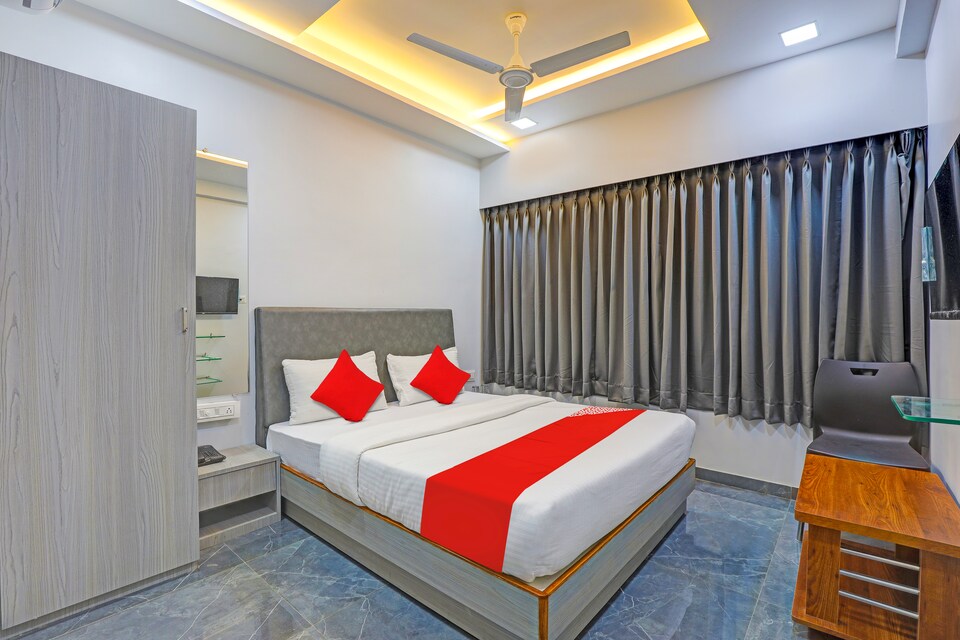 OYO Flagship HOTEL BALAJI INN, Vesu, Surat