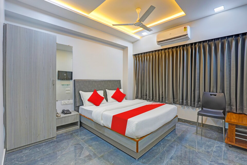 OYO Flagship HOTEL BALAJI INN, Vesu, Surat