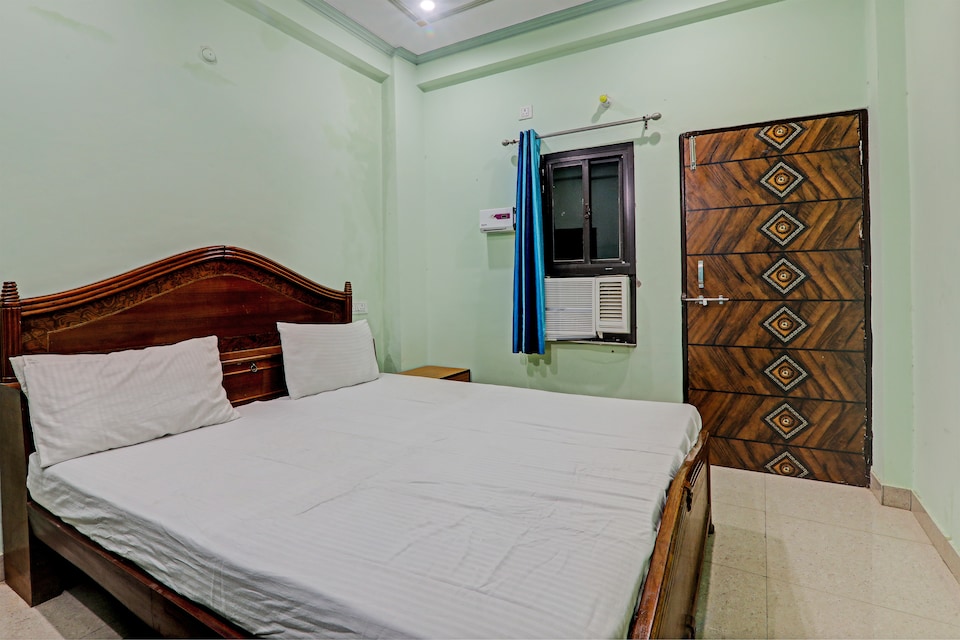 OYO The Royal Palace, Lanka, Varanasi