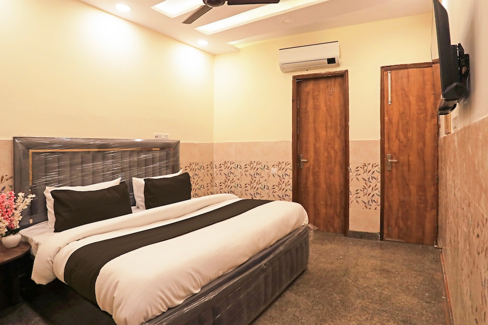 Hotel O Haiderpur Metro Formerly Crown Inn, Rajouri Garden Delhi, Delhi