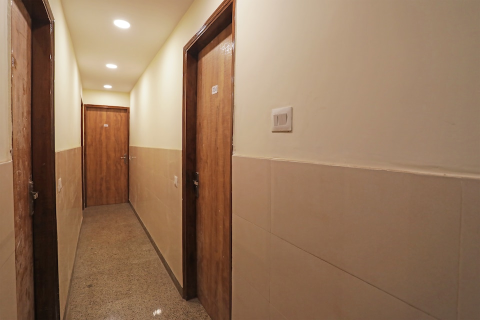 Hotel O Crown Inn, Rajouri Garden Delhi, Delhi